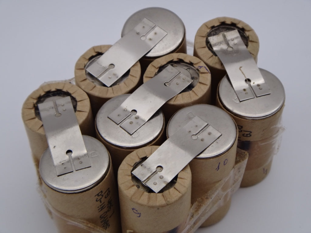 Inlocuire, reconditionare acumulatori defecti prin lipire cu sudura in puncte la bormasina, aspirator, echipamente electrice